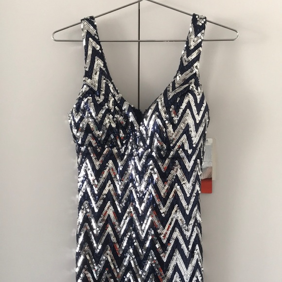 Gorgeous Blue & Silver Sequin 👗 Size: 3 - Picture 3 of 8